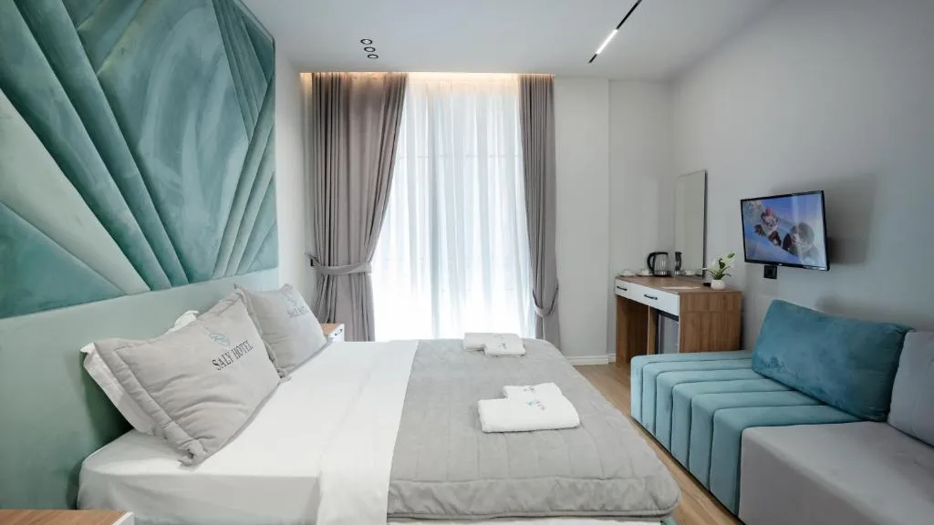 Triple Room with Balcony — Hotel Saly